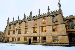 Bodleian library in the snow