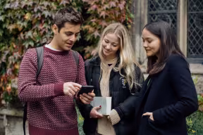 GROUP OF STUDENTS CHATTING AT LINCOLN COLLEGE