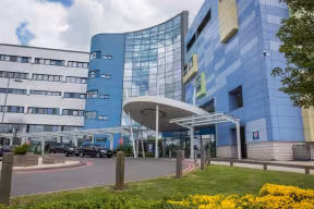 A view of the entrance to a large hospital building