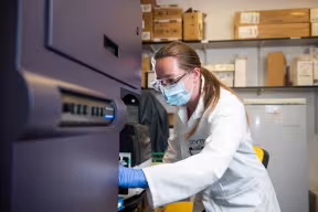 Photo | Researcher working on immunology in the lab