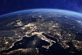 Long-distance collaboration makes scientific breakthroughs more likely