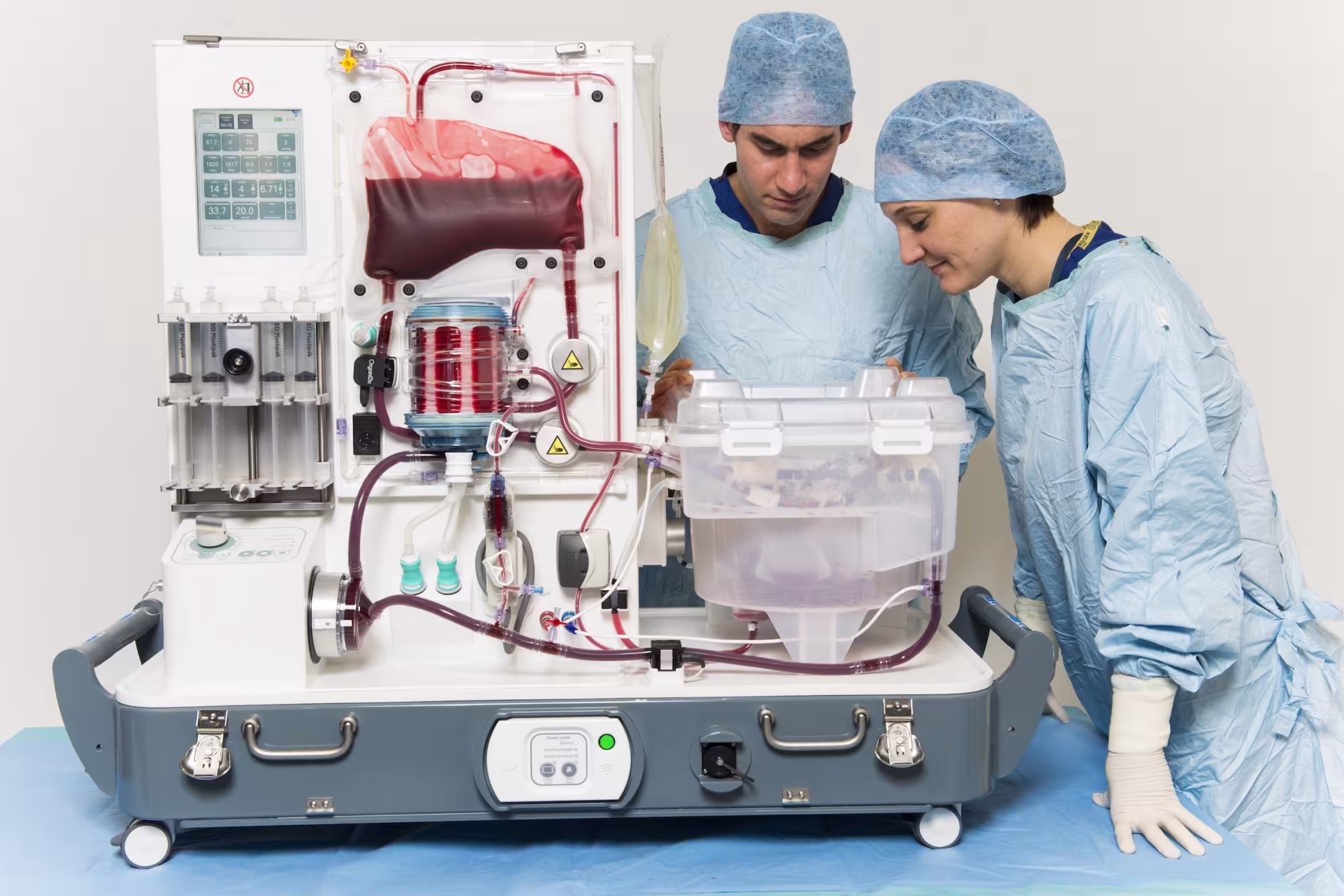 OrganOx Metra, shown with two surgeons